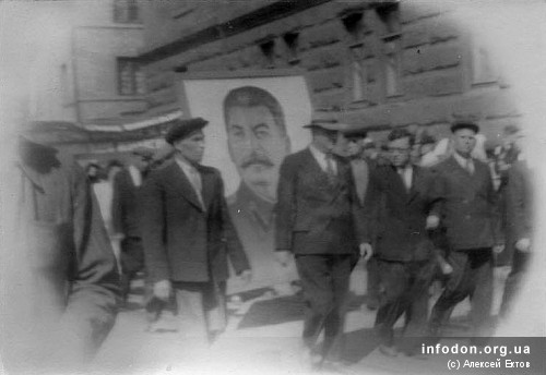 Демонстранты несут портрет Сталина. Возможно, это последний первомай с Вождем народов