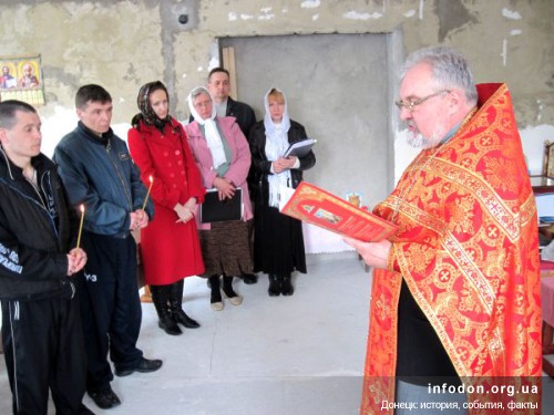 Чтение послания патриарха в храме при колонии, Донецк, 2010