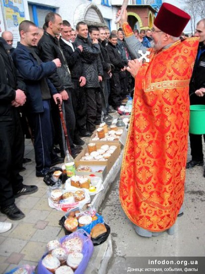Священник Александр Винник освящает куличи, Донецк, 2010