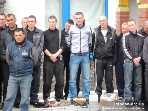 Заключенные в ожидании освящения куличей, Донецк, 2010