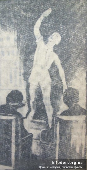 Статуя в холле Дворца пионеров, Сталино, 1936