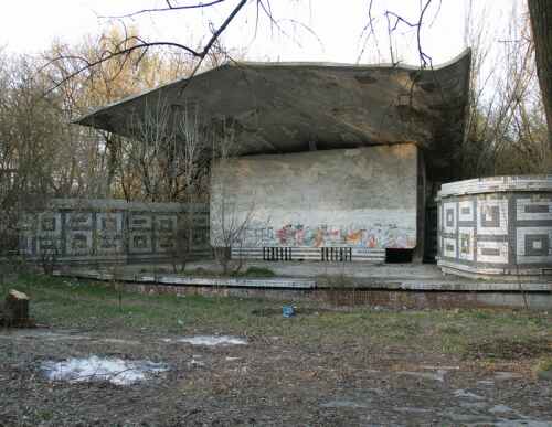 Некогда популярный кинотеатр «Зеленый в центральном парке Донецка. 2007 год»