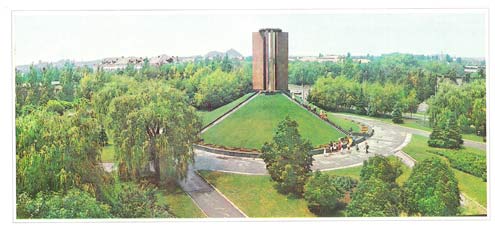 Недалеко от заводского Дворца культуры возвышается монумент «Жертвам фашизма» - в память о советских людях, погибших в концлагере, который гитлеровцы создали на этой территории в годы временной оккупации Донецка