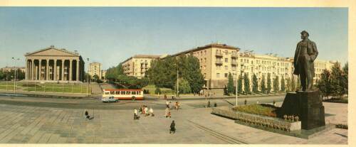 Площадь имени Ленина, здание драмтеатра и памятник В.И. Ленину. Донецк 1973 год