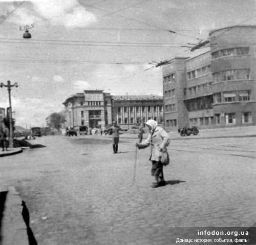 Пересечение Артема и Комсомольского проспекта, справа — сейчас здание Ворошиловского РИК. На заднем плане здание АТС. Сталино, 1943