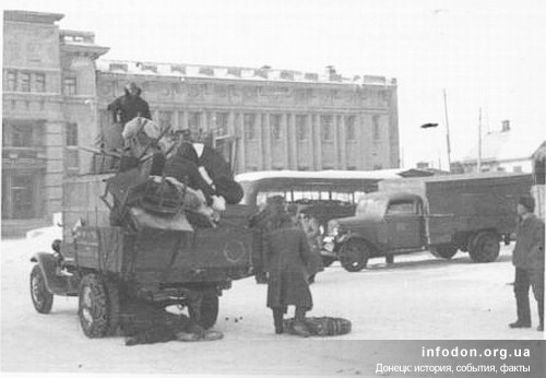Сталино. Погрузка вещей в автомобиль. На фоне — здание АТС. Январь, 1942 года