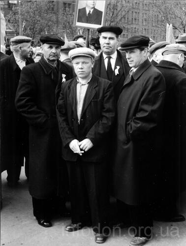 Демонстрация. В руках у трудящихся портреты Н.С. Хрущева. Сталино, конец 1950-х годов