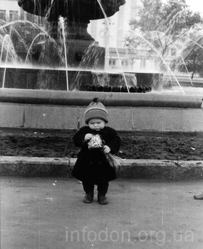 Фонтан на центральной площади города Сталино — площади Ленина. Сталино, конец 1950-х годов