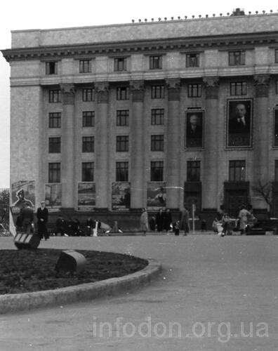 Здание министерства угольной промышленности УССР на площади Ленина. Сталино, конец 1950-х годов