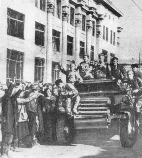 Жители города Сталино встречают своих освободителей. 1943 год.<br>Фото: «Они освобождали Донбасс». Книжное издательство, 1963 г.
