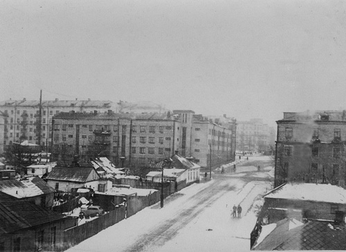 Проспект Гурова с видом на дома по ул. Горького №148 (слева) и № 161. Сталино, 1956 год.