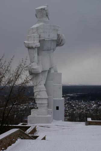 Памятник Артему (Сергееву Ф.А.) в Святогорске, вид с юга, 2008 год.<br>Фото: fresh_dn