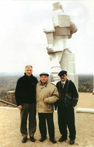 Сын Артема — Артем Сергеев (в центре) возле памятника отцу в Славяногорске (Святогорске), 2002 год.