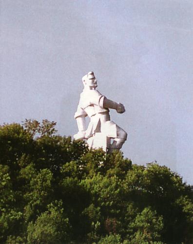 Памятник Артему (Сергееву Ф.А.) в Славяногорске (Святогорске), вид с востока, 2002 год.