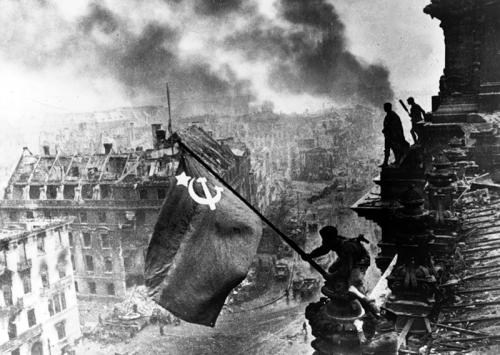 Знамя Победы над Рейхстагом. Берлин, 1945 год. Фото: Евгения Халдея