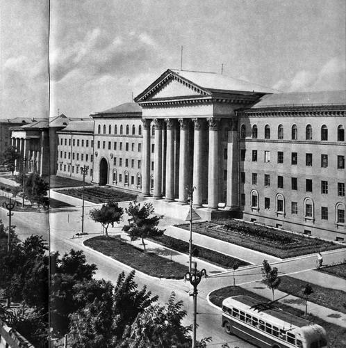 Здание ДонУГИ на улице Артема. Донецк, 1962 год
