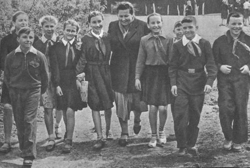 Л.А. Овчаренко вместе со своими учениками. Донецк, 1962 год