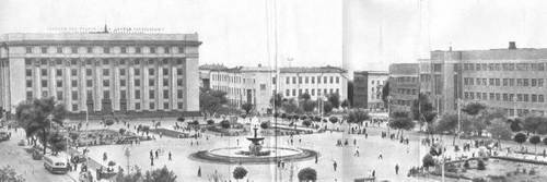 Панорама центральной площади – Ленина. Вместо сквера стоят одноэтажные постройки (совбольница и другие здания). Донецк, 1962 год<br>Нажмите на фото для увеличения