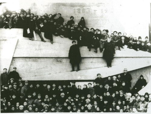 Памятник Артему в Бухмуте. Групповое фото возле памятника. 1924 год