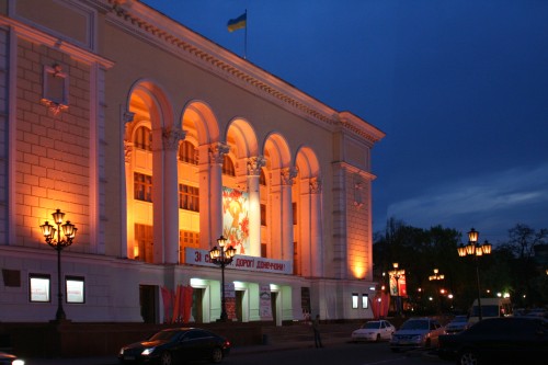 Театр оперы и балета вечером. Донецк, 5 мая 2006 года<br>Фото: Русанов Юрий