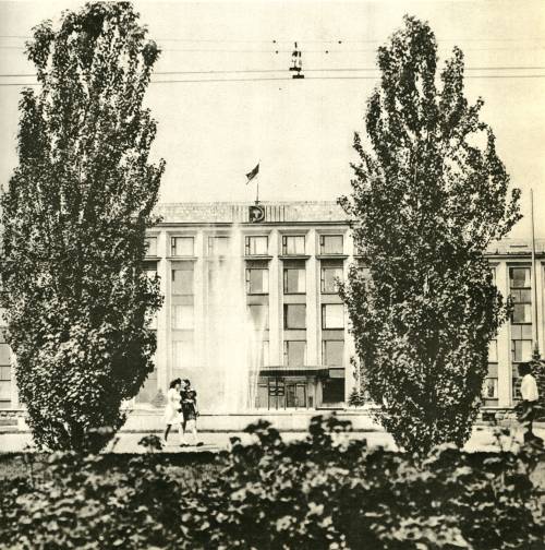 У здания городского Совета народных депутатов Донецка. Донецк 1970-е