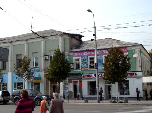 Фасад здания по пр. Ленина 55/27 в Макеевке. В этом здании до сих пор находится аптека №3. 2008 год