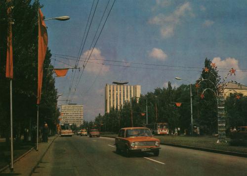 На главной улице Донецка – улице Артема. Конец 1970-х