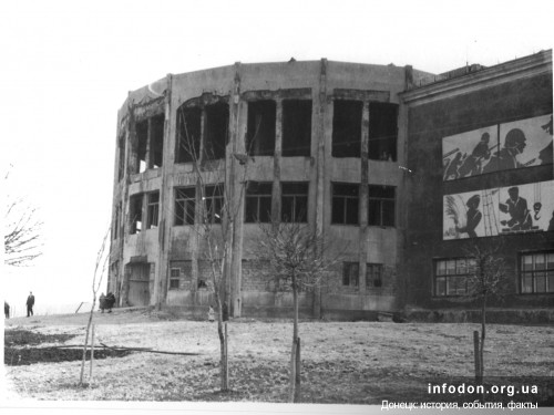 Клуб имени Лениа (ДК Металлургов) в ожидании реставрации. Сталино, начало 1950-х