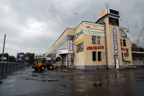 Северный 21 Красноармейск. Магазин на Северном автовокзале в Донецке в углу. Фото Северного автовокзала в Донецке молоко. Северная 21.