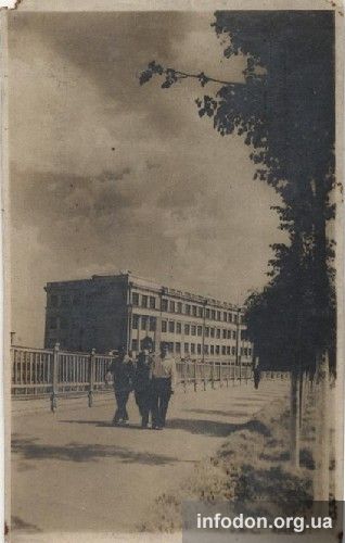 Сталино. Средняя школа им. С.М. Кирова (школа №2). 1939 год