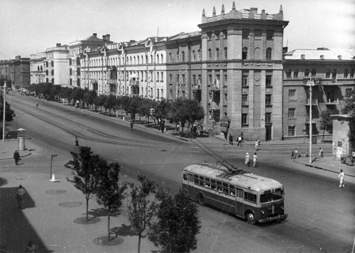 Улица Артема, пересечение с пр. Гурова. Сталино, 1950. Фото: traffic.dn.ua [1]