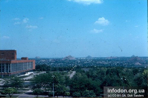 Вид на парк Ленинского Комсомола и здание дворца молодежи «Юность». Сейчас на месте деревьев (правая часть фото) заканчивается стоительство современного стадиона «Donbass-Arena».