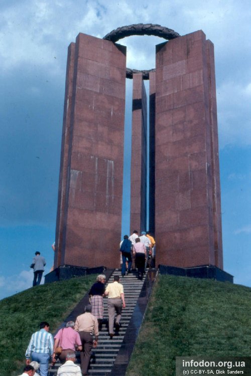 Памятник «Жертвая фашизма» еще в старой облицовке красным мрамором.