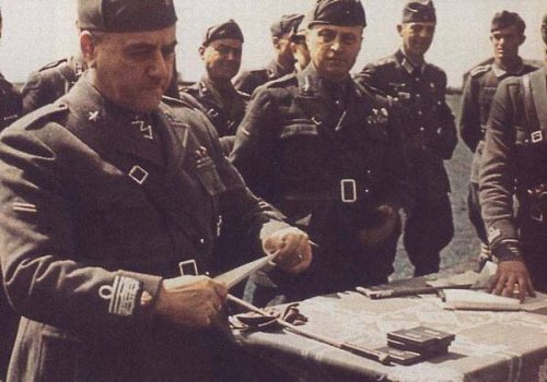 Дж. Мессе вручает награды итальянским солдатам и офицерам, отличившимся в боях летом 1942 г.