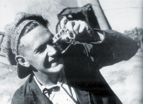 Евгений Халдей со своим первым фотоаппаратом - лицензионной «Лейкой» прозводства ФЭД, 1937 год.