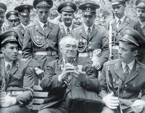 Евгений Халдей в окружении российских солдат в Берлине, 1994 г.