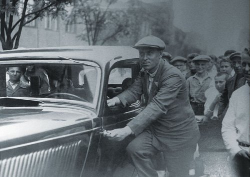 Ударник Николай Стаханов с подаренным Сталиным автомобилем, 1936 г. Фото: Евгения Халдея