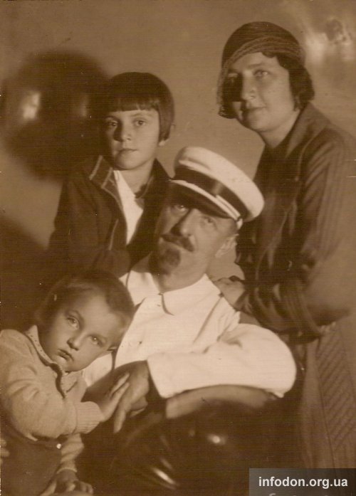 Адам Свицын с третьей женой - Анной Иосифовной, а такжемы младшими детьми - дочкой Яниной и младшим сыном Георгием-Витольдом. Примерно 1935-1936 годы