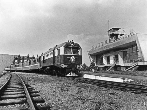 Тепловоз ТУ2-040 на станции Шахтёрская. Фото 1985 года или позднее