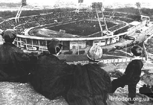 Футбольный матч на стадионе «Шахтер». Вид с террикона. Донецк, 1960-е
