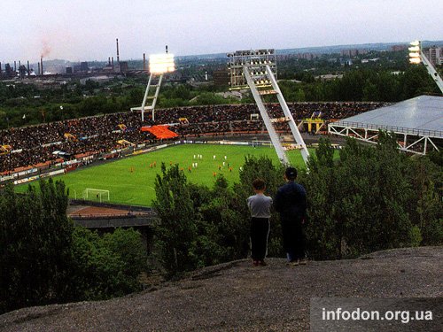 Футбольный матч на стадионе «Шахтер». Вид с террикона. Донецк, 2001