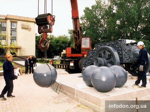 Установка копии московской Царь-пушки в Донецке, 2001 год