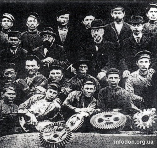 Эдуард Боссе и Рудольф Геннефельд (справа налево во втором ряду) с группой рабочих. Юзовка, 1896 год