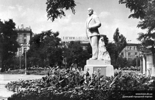Памятник В.И. Ленину в сквере у совбольницы. Сталино, 1950-е годы
