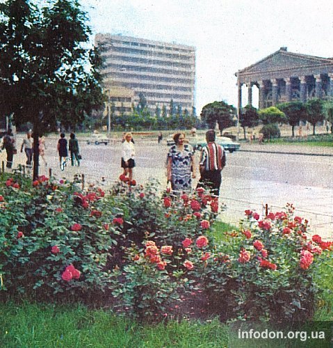 Розы на площади Ленина. На заднем плане - драмтеатр. Донецк, середина 1970-х