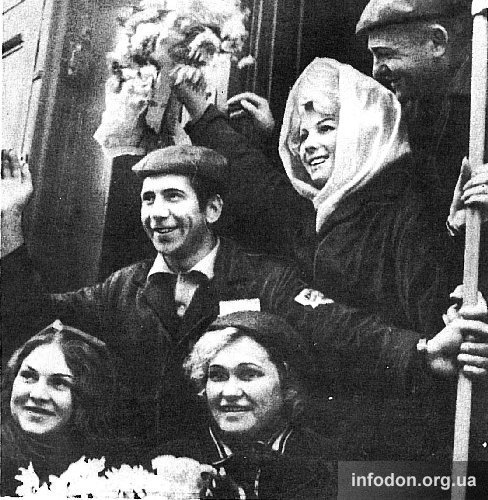 Юноши и девушки из Донецка едут строить БАМ. Донецк, середина 1970-х