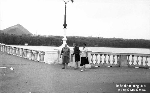 Вид на парк имени А.С. Щербакова при входе на мост. Аттракционы с тех пор все заменили, а вот террикон еще остался. Донецк, 1960-е