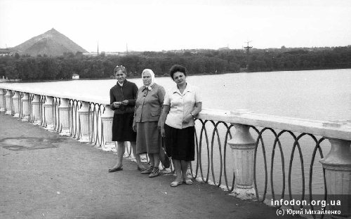 Вид на парк имени А.С. Щербакова при входе на мост. Донецк, 1960-е