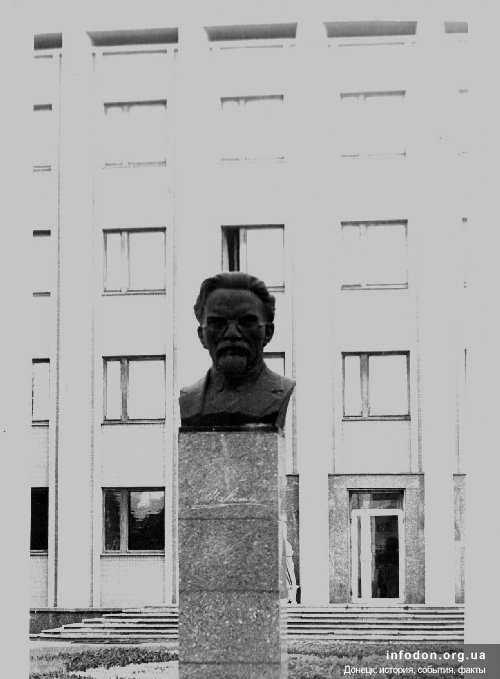 Памятник М.И. Калиину у здания Калининского райисполкома