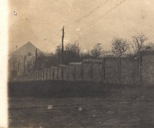 Забор дома Бальфура. На заднем плане виднеется террикон. По мнению В.П.Степкина он принадлежит шахте Центрально-заводской